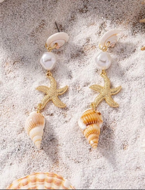 Oorbellen gouden zeester met natuurlijke schelpjes