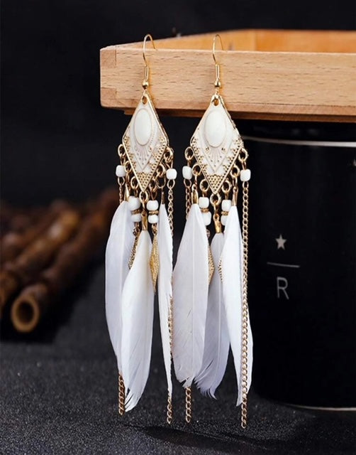 Oorbellen classy feathers. Wit/goud