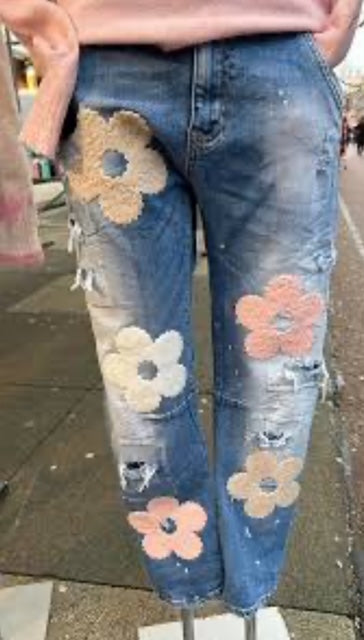 Jeans met pastel geborduurde flowers