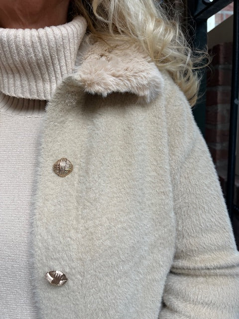 Vest/jas met fluffy bont kraag, en gold button, beige