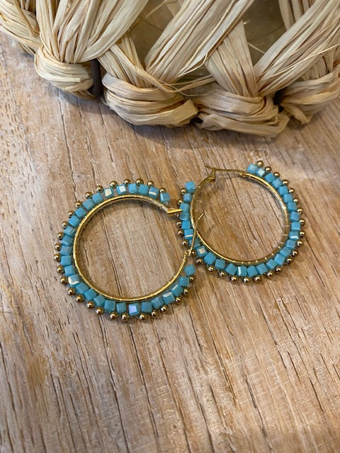 Oorbellen ringen met glaskraaltjes blauw/goud