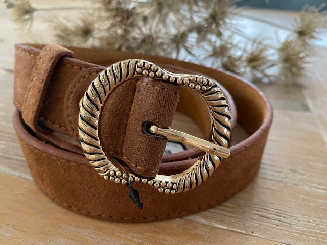 PU suede riem met goud bewerkte gesp, 100 cm , cognac