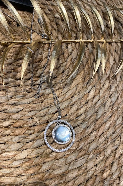 Ketting lang,zilver strass met licht blauwe parelmoer steen