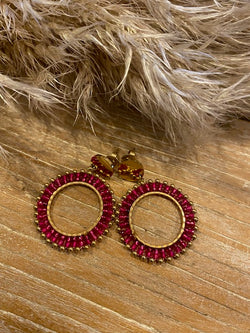 Oorbellen rond met glas kraaltjes fuchsia/goud