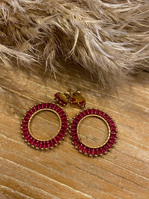 Oorbellen rond met glas kraaltjes fuchsia/goud